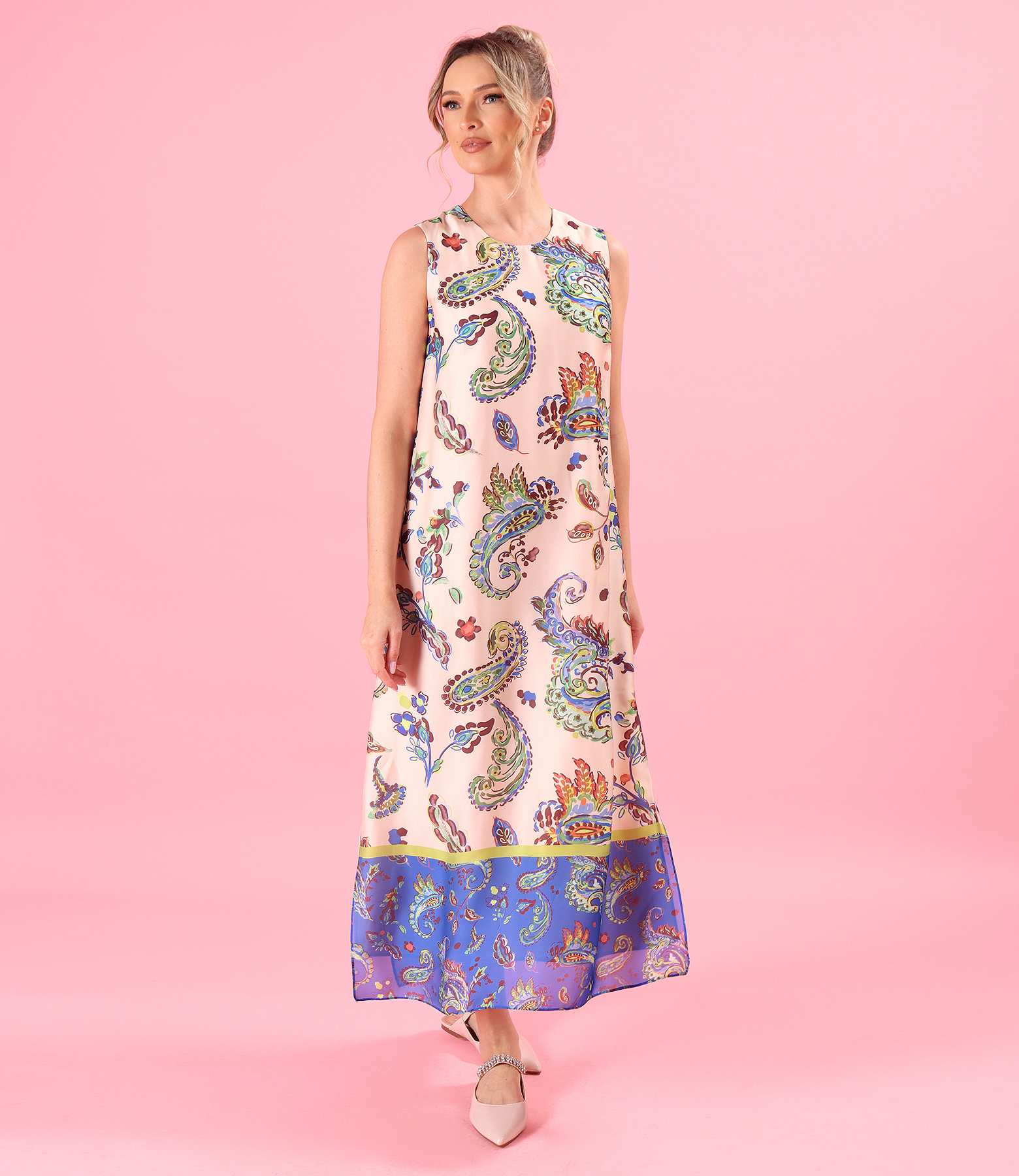 Elegant long dress with side slits