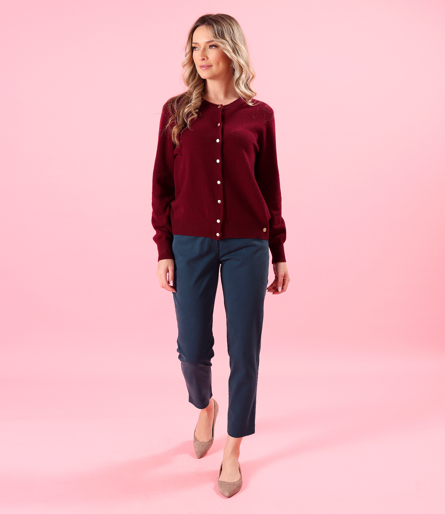 Smart-casual set with relaxed-fit Tencel trousers and a cashmere cardigan