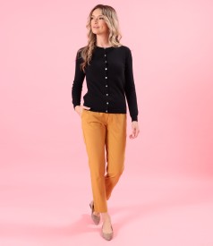 Cardigan tricotat din camir cu mtase natural i ln cu pantaloni lejeri din tencel