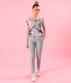 Tinuta smart casual cu pantaloni pana si bluza cu fata din viscoza satinata cu motive geometrice