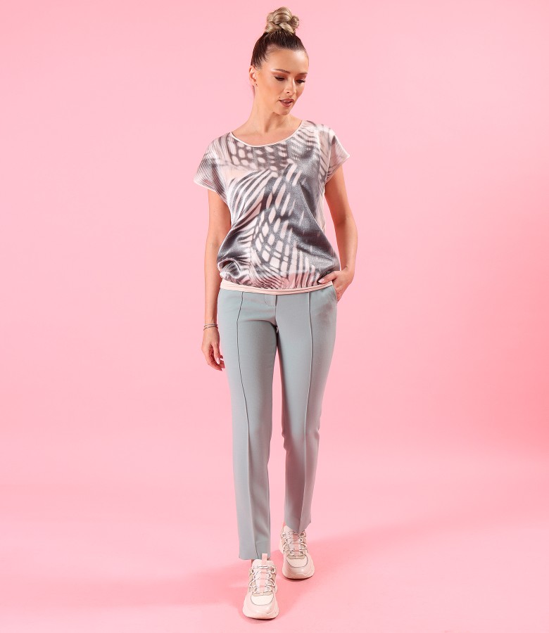 Smart casual set with flared trousers and a blouse with a satin viscose front in a geometric print