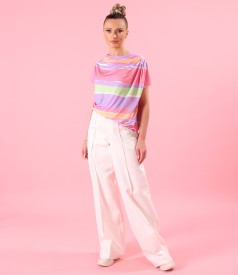 Pantaloni largi din denim si tricou cu pliuri pe umar din jerse elastic imprimat cu dungi