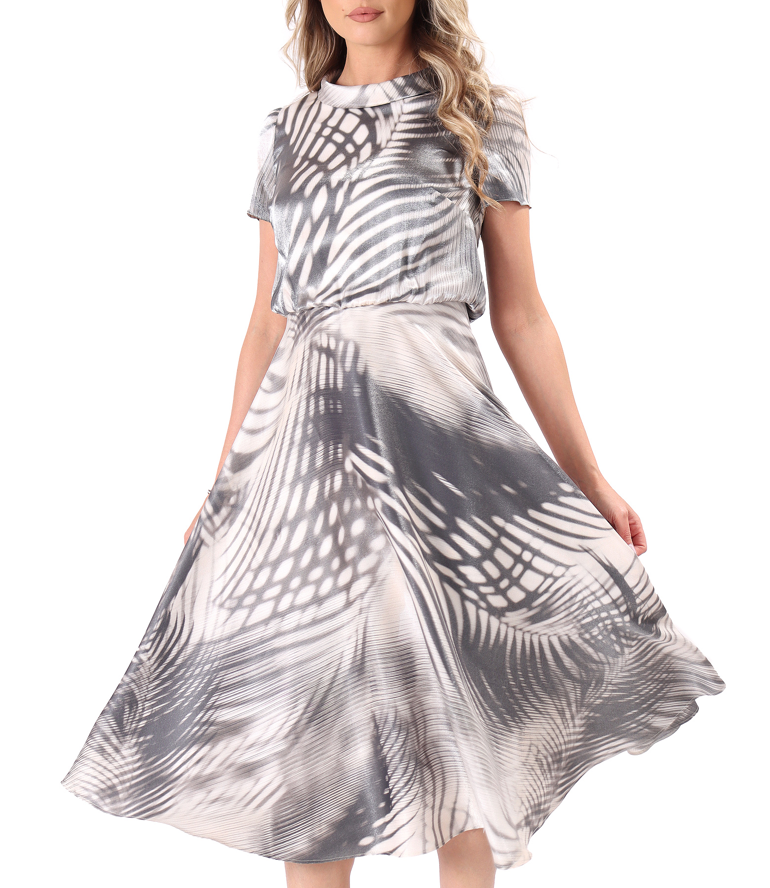Elegant midi dress made of satin viscose printed with geometric motifs