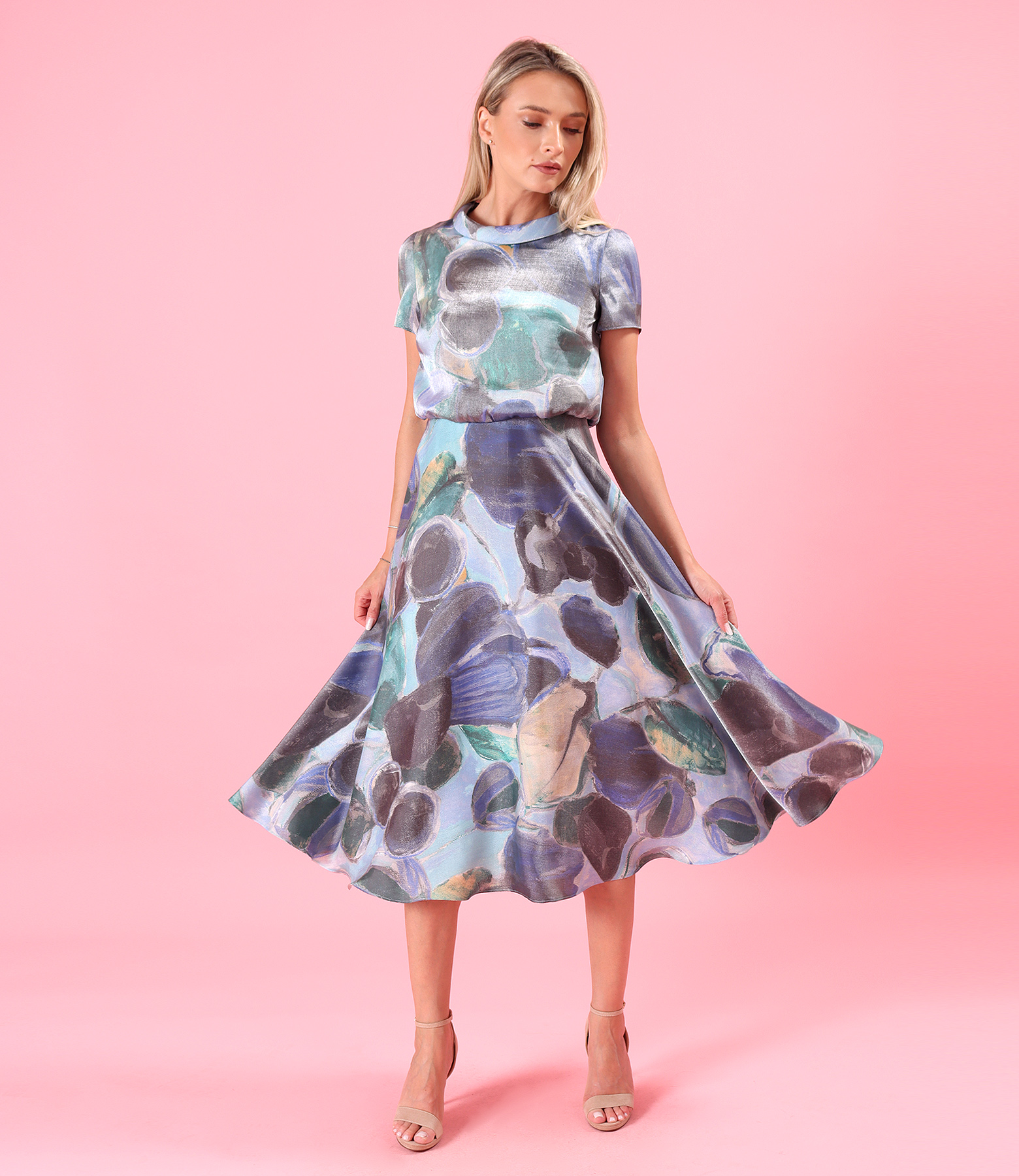 Elegant midi dress made of viscose-rich organza with a metallic effect