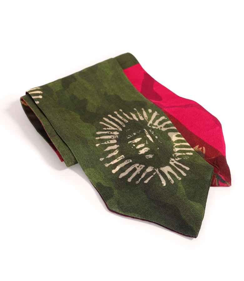 Short viscose scarf with artistic print