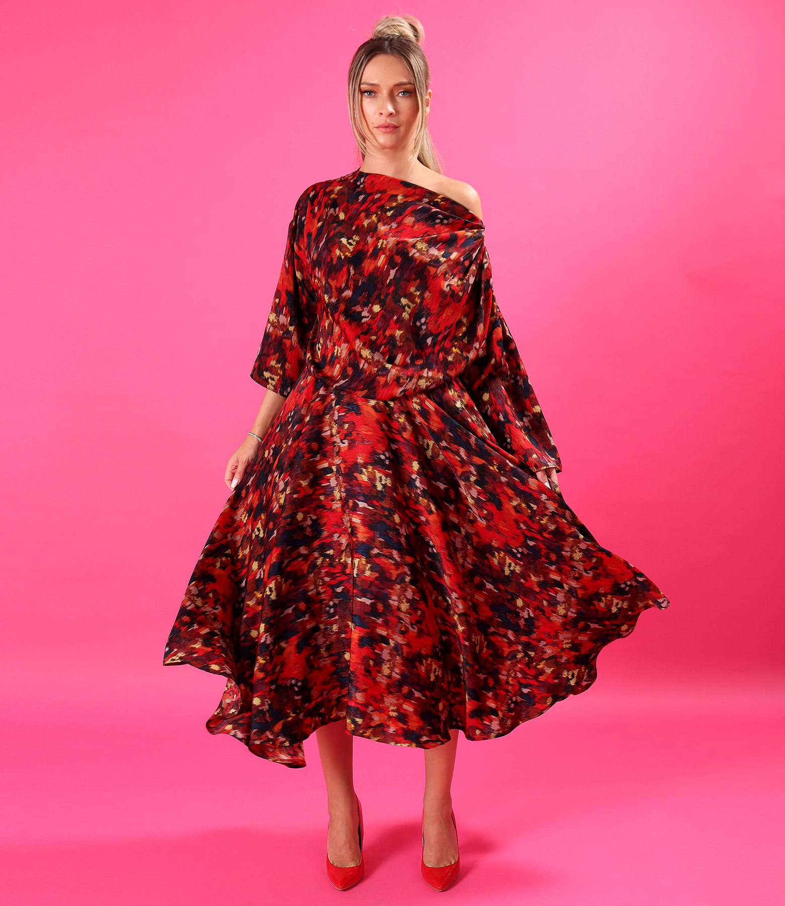 Elegant midi dress in printed satin