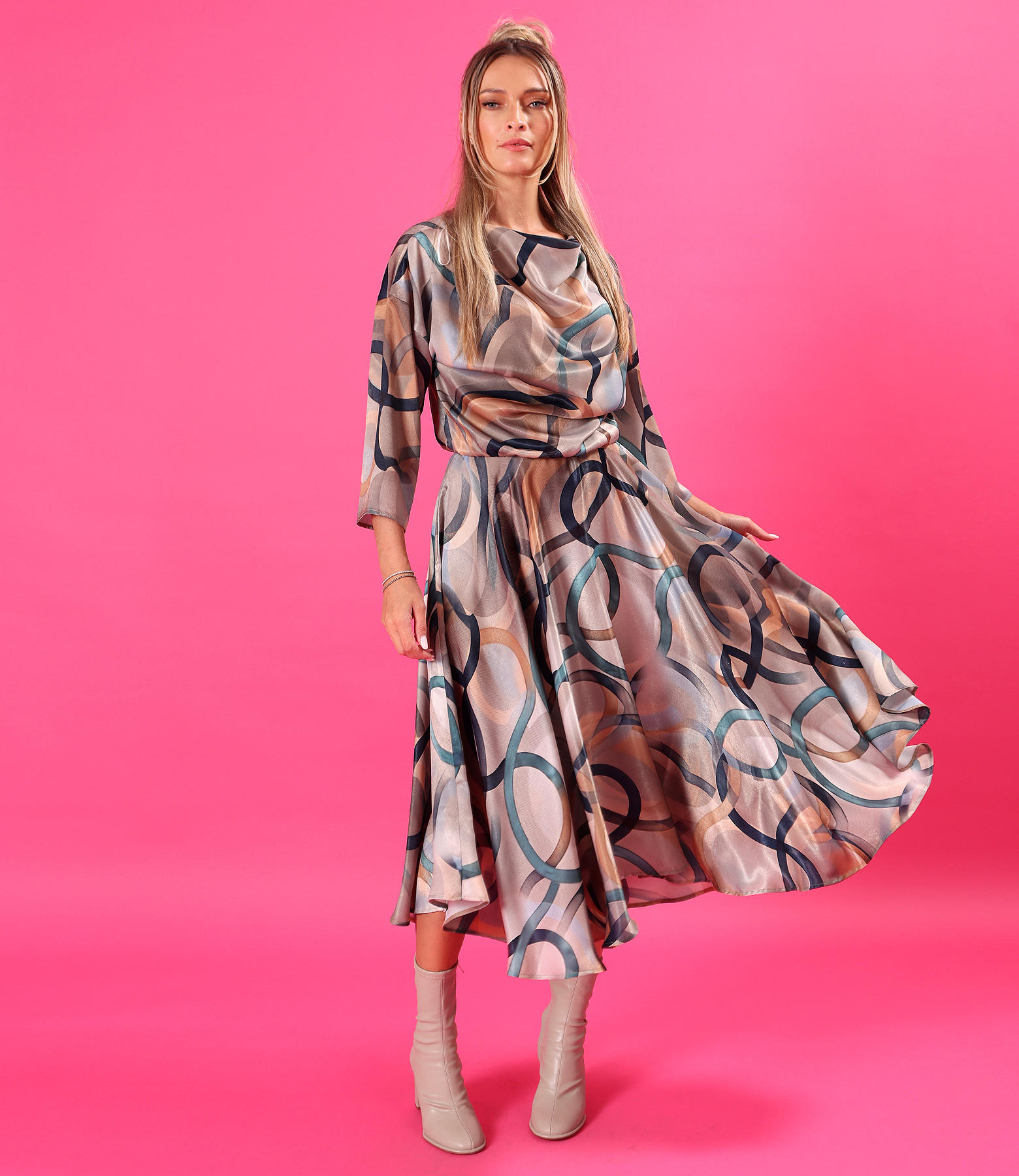 Elegant midi dress in geometric-print satin