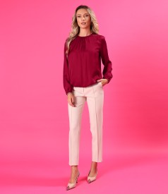 Tinuta office cu pantaloni pana si bluza lejera din saten de viscoza